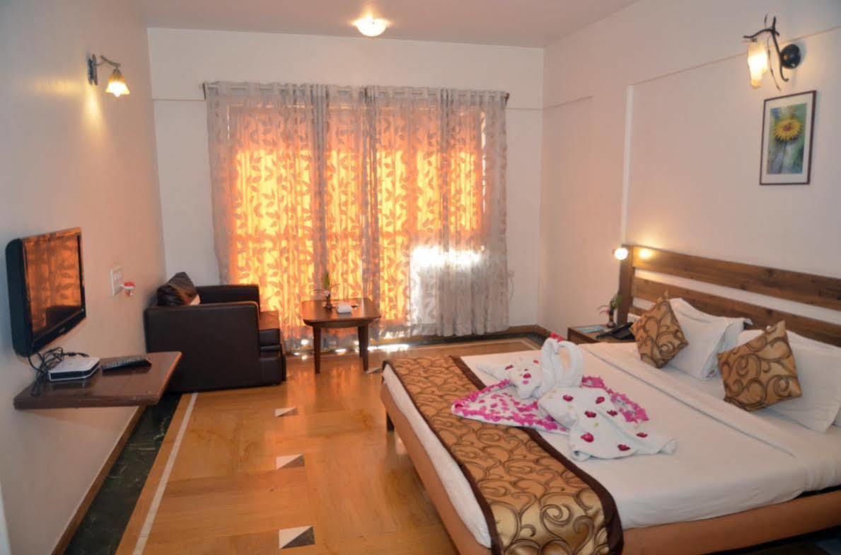 Sapphire Hotel Lonavala Luaran gambar